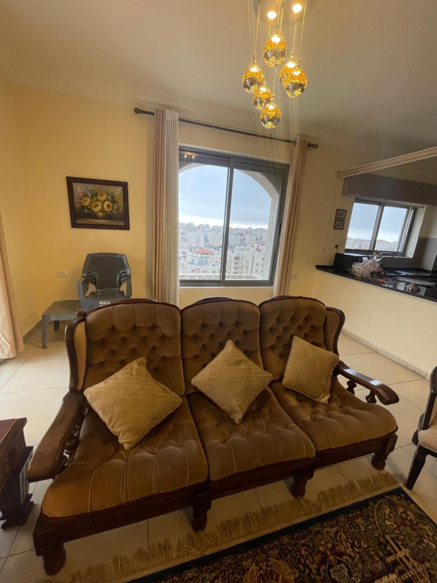 Away From With A Beautiful Balcony View 3 Bedrooms 2 Bathrooms Amã