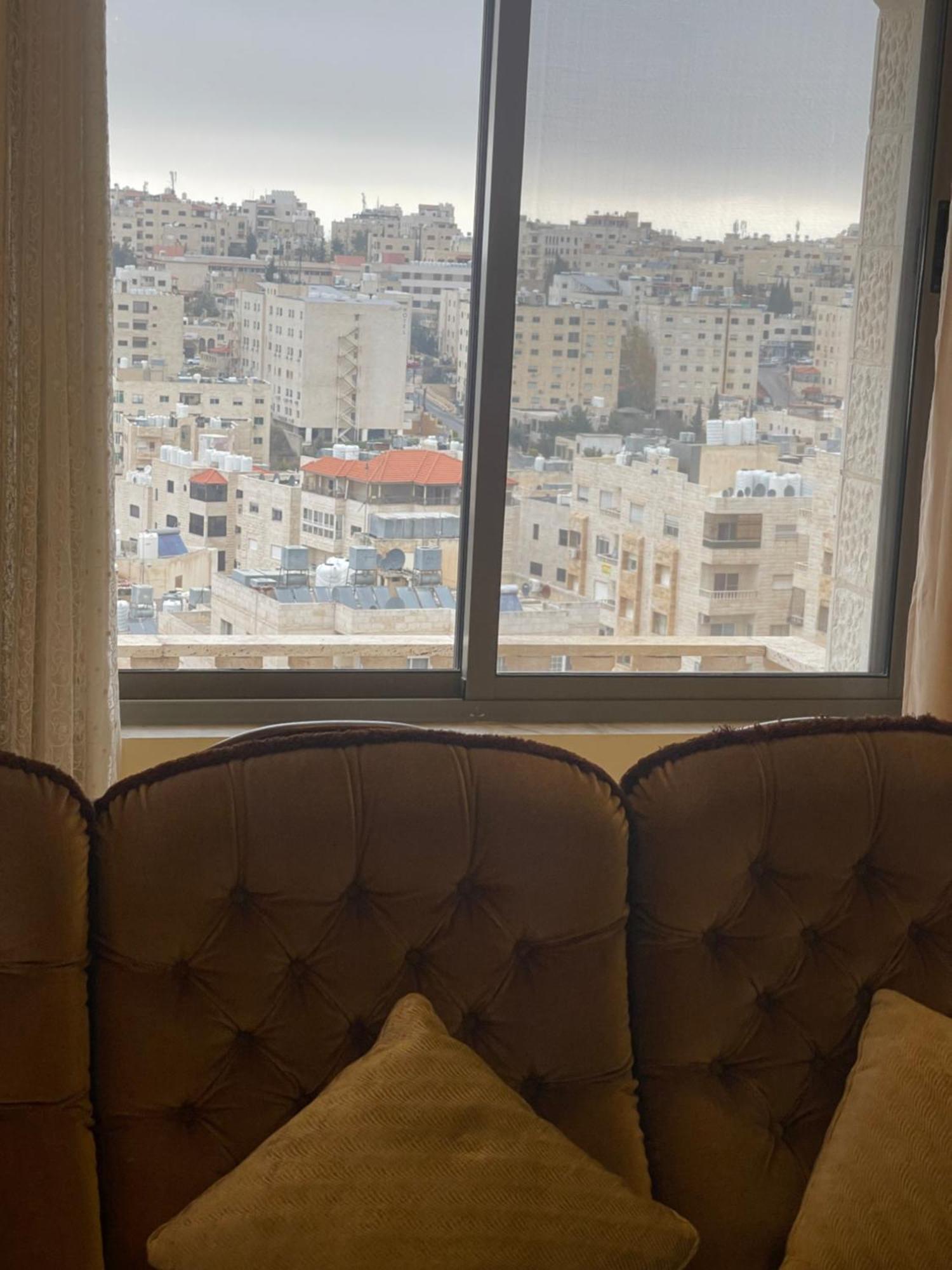 Away From With A Beautiful Balcony View 3 Bedrooms 2 Bathrooms Apartamento