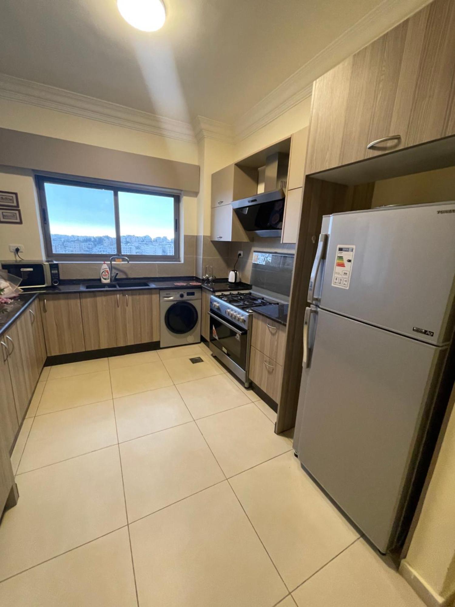 Apartamento Away From With A Beautiful Balcony View 3 Bedrooms 2 Bathrooms Amã